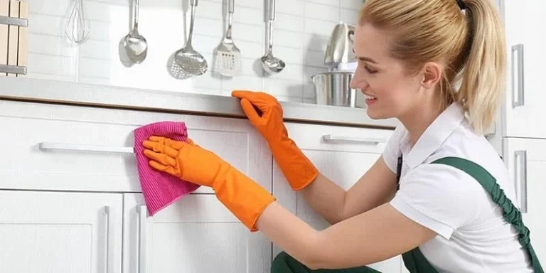 چگونه می‌توانیم سطوح آشپزخانه را به صورت بهداشتی پاک کنیم؟