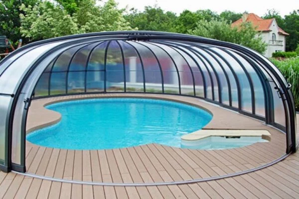 Training-to-install-the-pool-canopy-in-the-correct-way.jpg