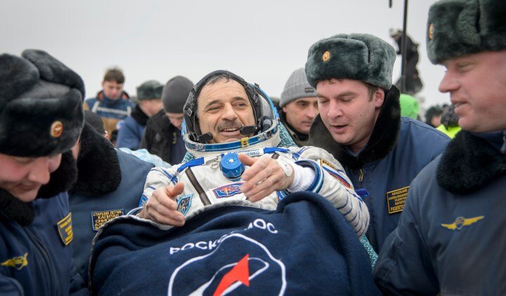 فرود فضانورد روسی با سرعت ونتاج کوپه استون مارتین بر روی قطب شمال!