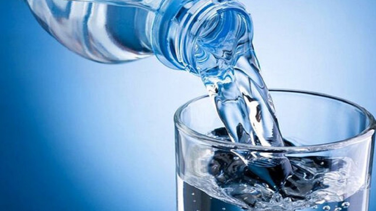 آیا نوشیدن آب زیاد پوست را شفاف می‌کند؟
